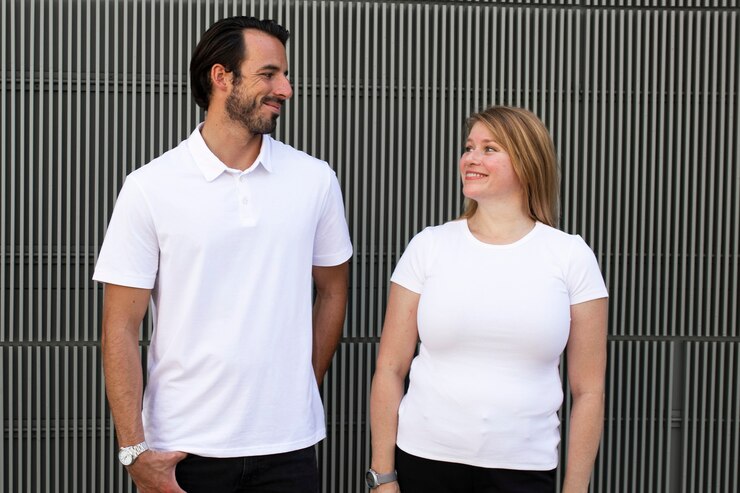 Foto gratuito top bianchi di base abbigliamento moda uomo e donna