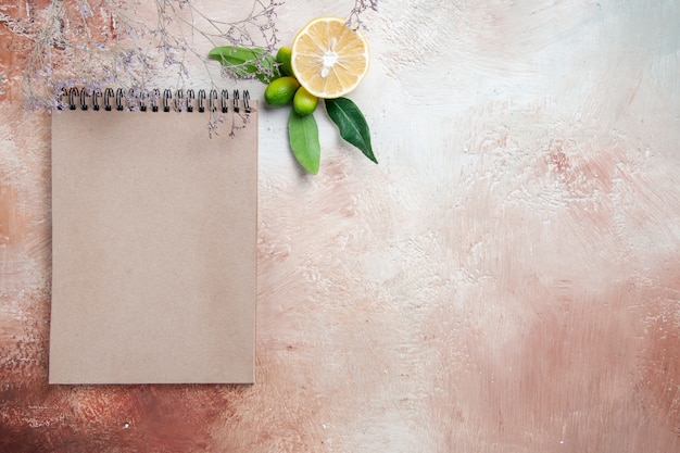Top close-up view limone limone agrumi crema notebook