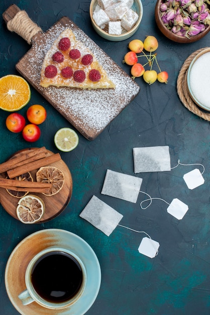 Top vista in lontananza pezzo di torta dolce al forno con lamponi e cannella sulla scrivania blu scuro berry zucchero torta torta cuocere zucchero biscotto