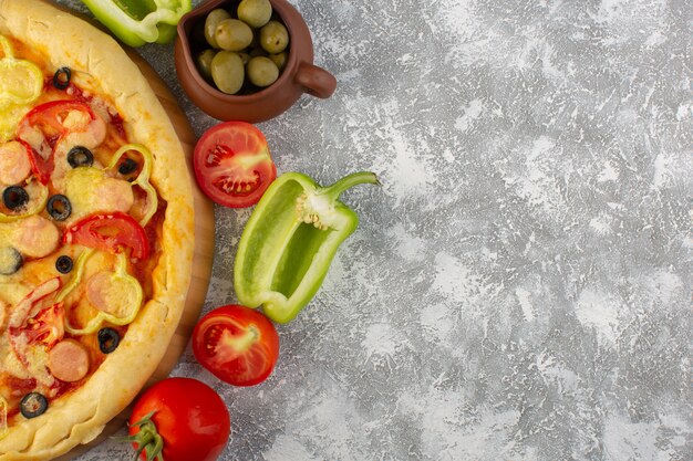 Top vista ravvicinata deliziosa pizza di formaggio con olive salsicce e pomodori sulla scrivania grigia fast-food pasta italiana pasto cibo