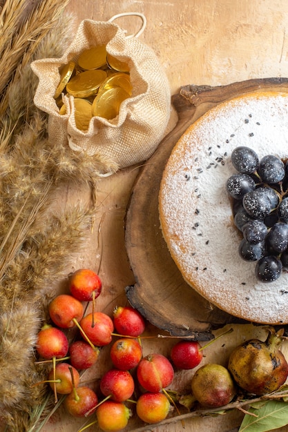 Top vista ravvicinata una torta una torta sul bordo bacche di cioccolato caramelle spighe di grano