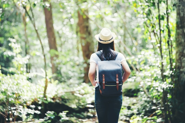 Torista felice della bella donna di stile di vita da viaggiare nell&#39;escursione selvaggia di escursione durante la vacanza.