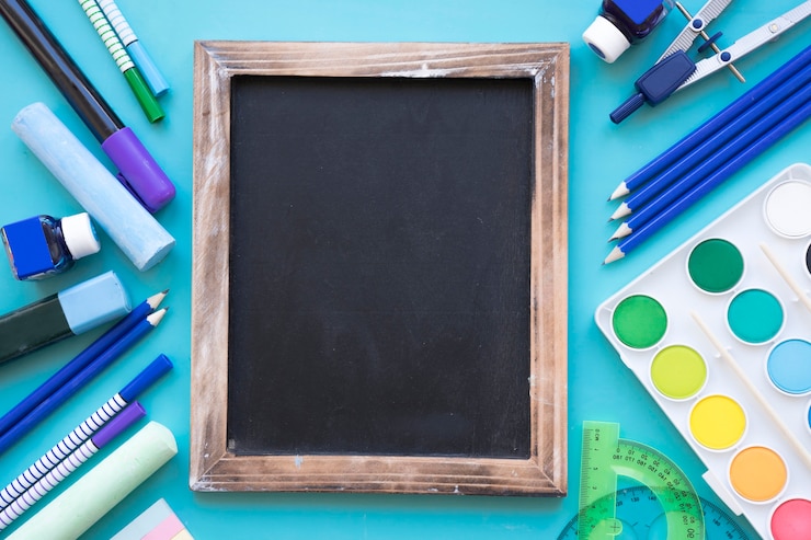 Foto gratuito torna a scuola composizione con penne e ardesia