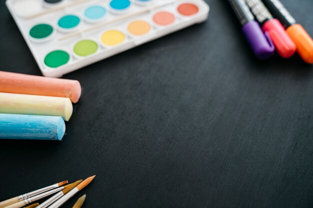 Torna a scuola decorazione con gesso e tavolozza di colori