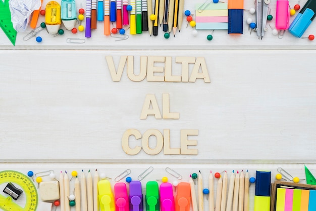 Torna a scuola decorazione con lettere sulla superficie di legno