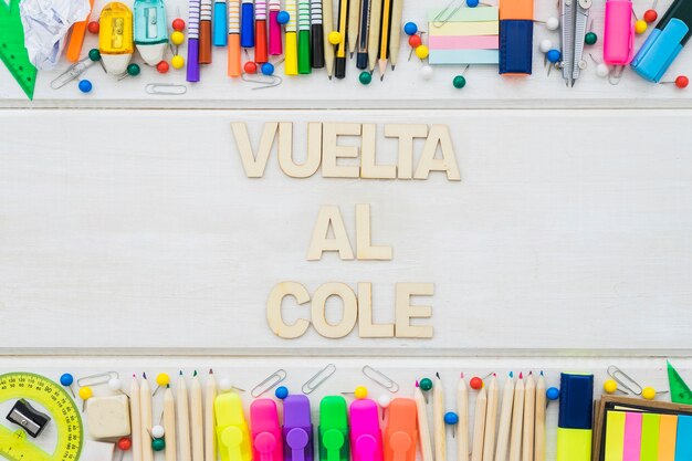 Torna a scuola decorazione con lettere sulla superficie di legno