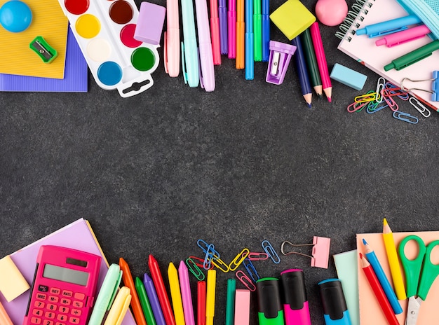 Torna a scuola sfondo con materiale scolastico e copia spazio