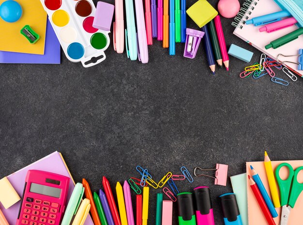 Torna a scuola sfondo con materiale scolastico e copia spazio