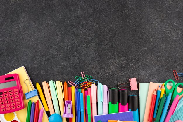 Torna a scuola sfondo con materiale scolastico e copia spazio