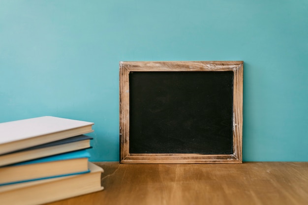 Torna al concetto di scuola con ardesia e un mucchio di libri