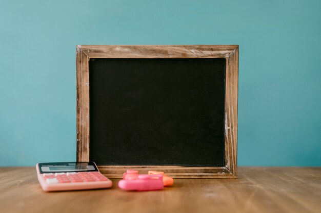 Torna al concetto di scuola con ardesia in piedi