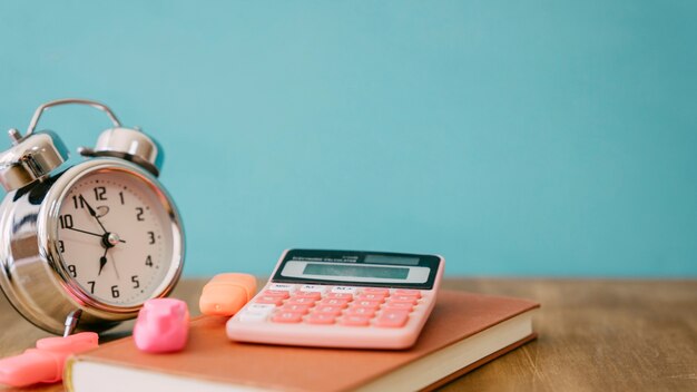 Torna al concetto di scuola con calcolatrice e orologio