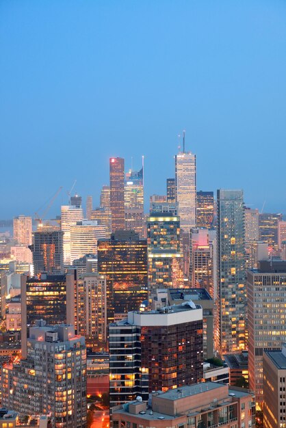 Toronto al tramonto con la luce della città e lo skyline urbano con i grattacieli