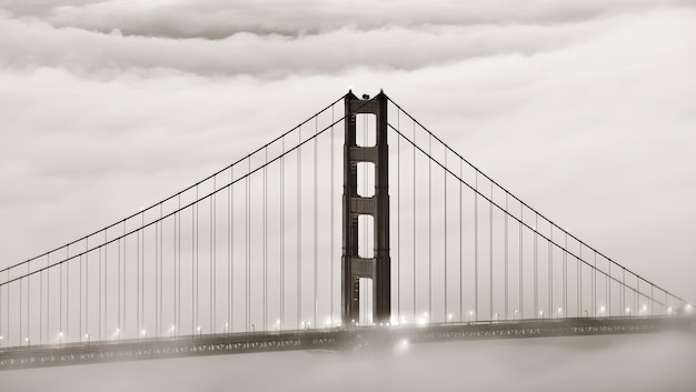 Torre del Golden Gate Bridge nel primo piano della nebbia a San Francisco