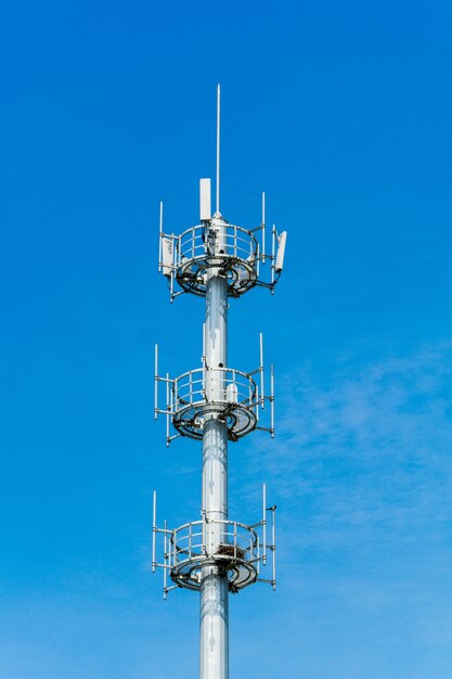 Torre delle comunicazioni con un bel cielo blu