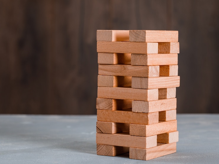 Foto gratuito torre di blocco di legno sul tavolo di legno e gesso