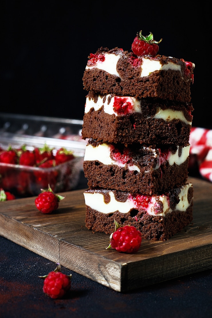 Foto gratuito torre di brownies con cheesecake e lamponi