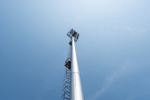 Torre di palo leggero in arena sportiva sul cielo blu