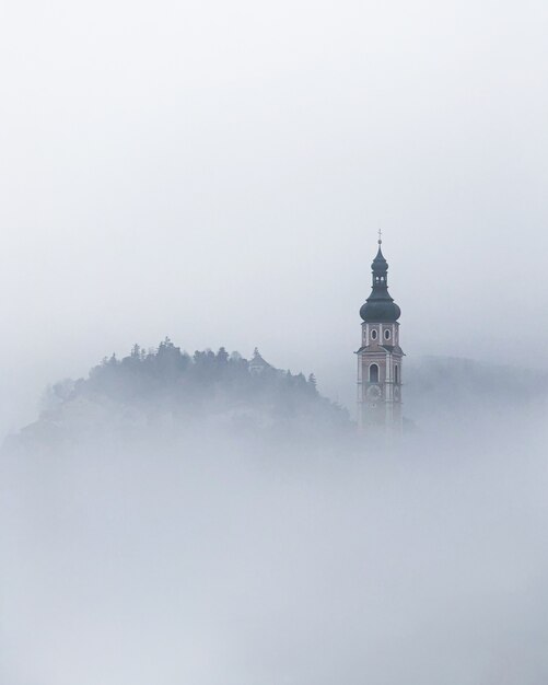 Torre nella nebbia nel villaggio di Castelrotto nelle Dolomiti italiane