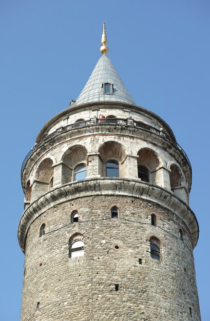 Torretta con cielo blu dietro