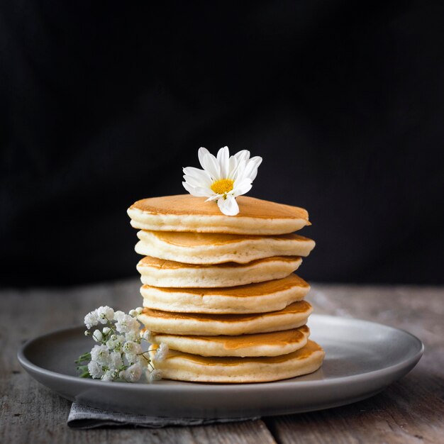 Torretta dei pancake lanuginosi sulla zolla