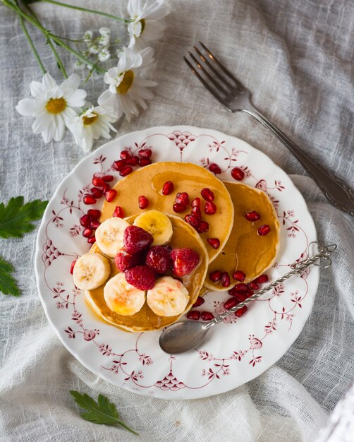 Torretta piatta per pancake con banana e lamponi