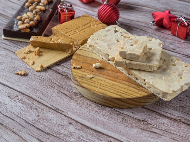 Torrone su una tavola di Natale rustica