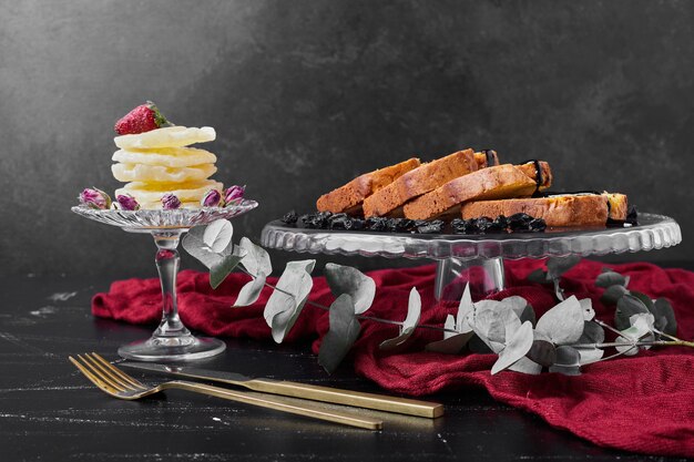 Torta a fette in un vassoio con gocce di cioccolato.