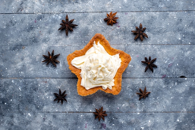 Torta a forma di stella vista dall'alto con crema sulla crema da forno dolce zucchero dolce da scrivania