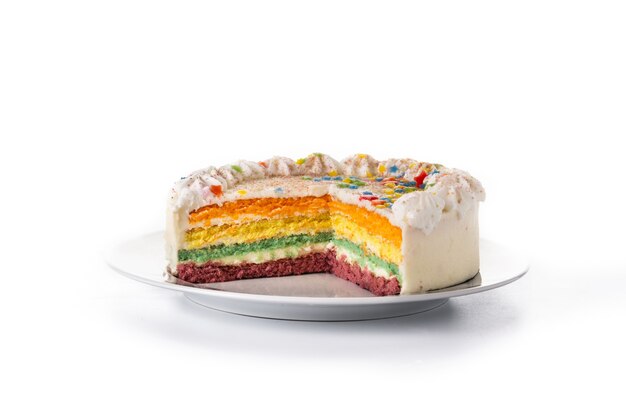 Torta a strati arcobaleno isolata su sfondo bianco