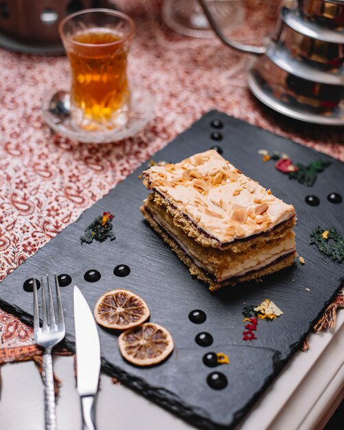 Torta a strati di lamponi con panna e marmellata di lamponi condita con pistacchio