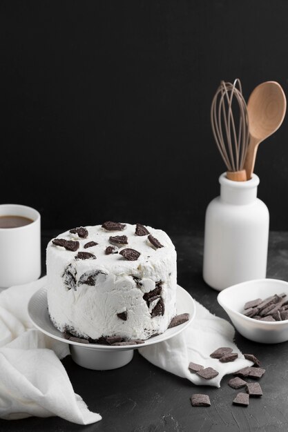 Torta ad alto angolo con crema e oreo