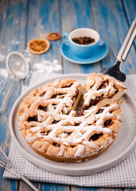 Torta affettata con agrumi secchi e setaccio