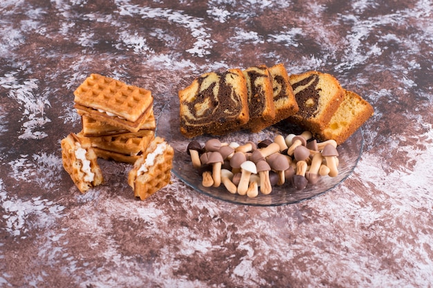 Torta al cacao con cialde e biscotti in un piatto di vetro