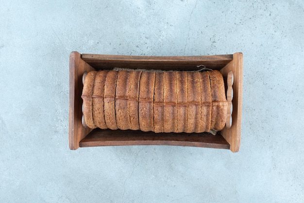 Torta al cacao fatta in casa in scatola di legno.