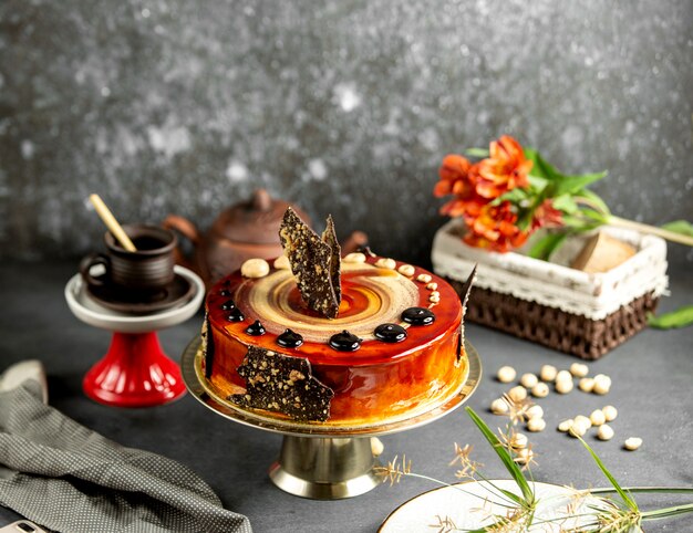 Torta al caramello con decorazioni di cioccolato e noci