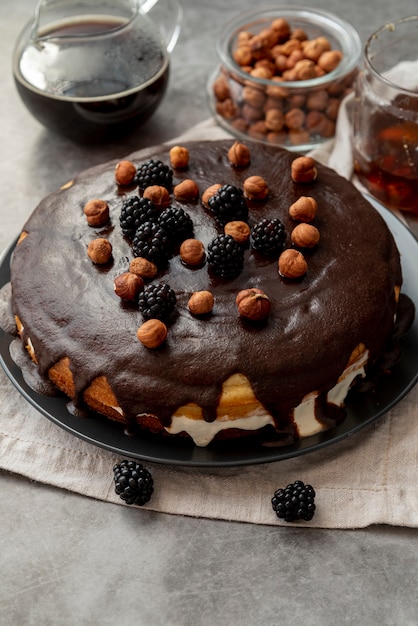 Torta al cioccolato alta vista con caffè fresco