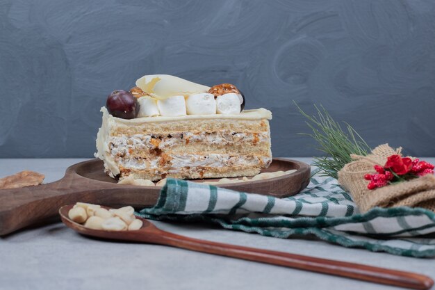 Torta al cioccolato bianco e cucchiaio di arachidi sulla tovaglia.