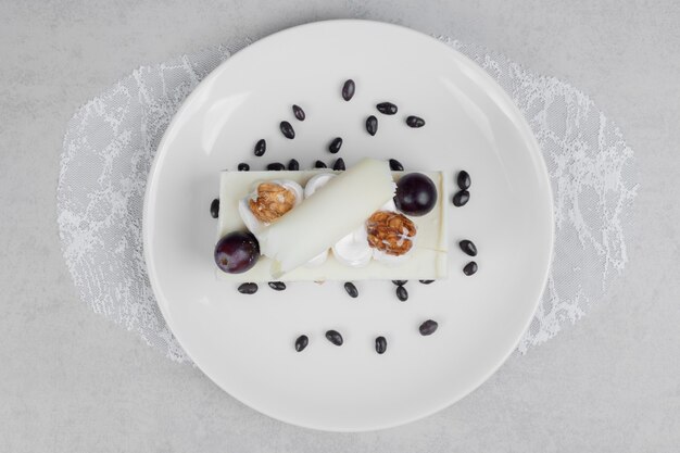 Torta al cioccolato bianco sulla zolla bianca.