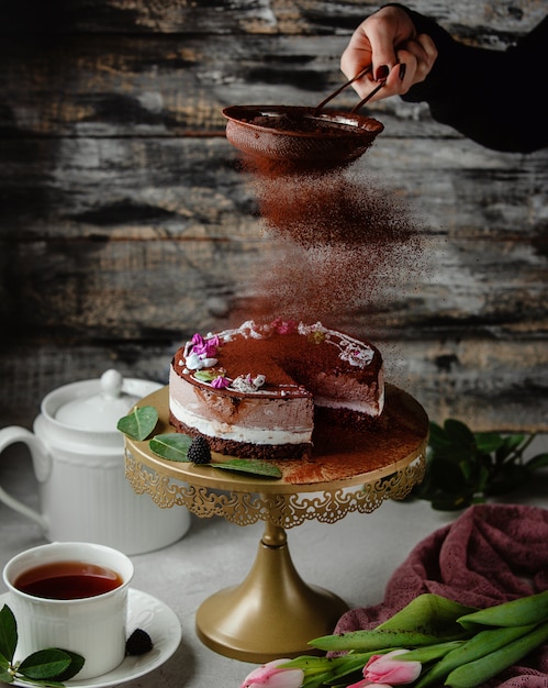 Torta al cioccolato con cacao in polvere sul tavolo