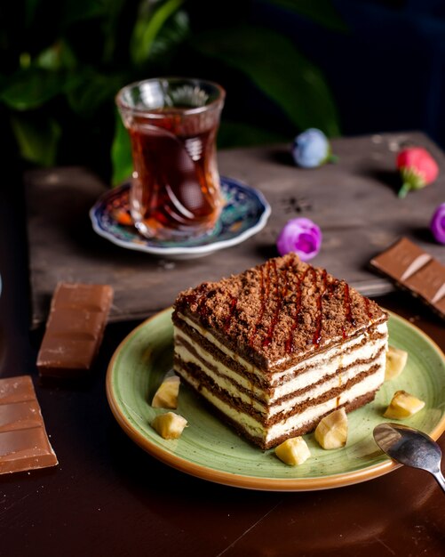 Torta al cioccolato con crema bianca servita con tè