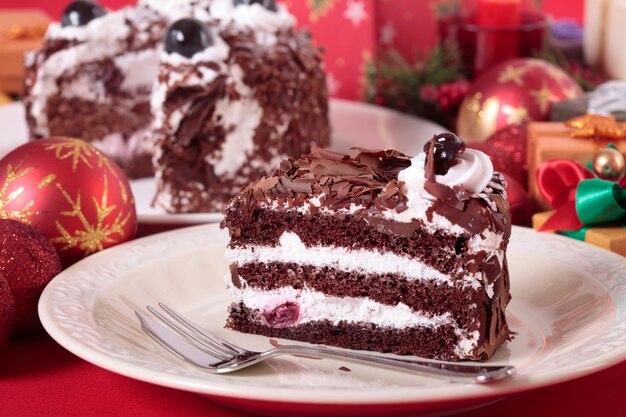 Torta al cioccolato con decorazioni di Natale