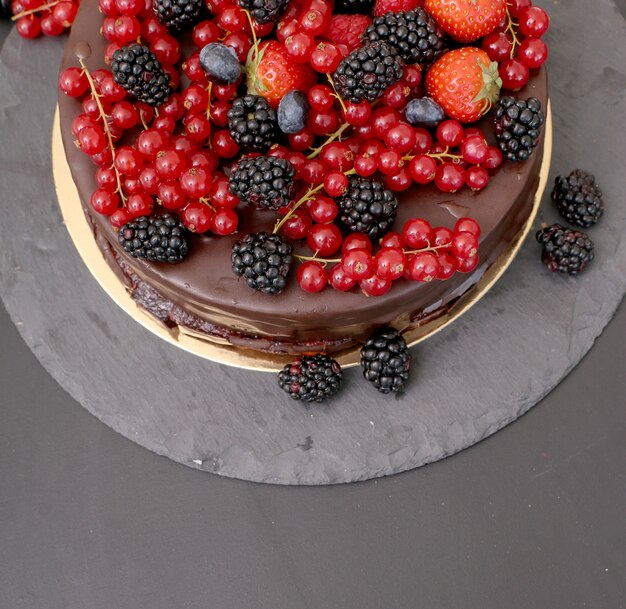 Torta al cioccolato con ribes rosso e nero