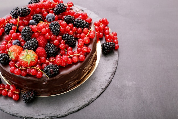 Torta al cioccolato con ribes rosso e nero