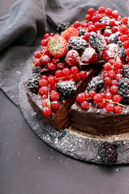 Torta al cioccolato con ribes rosso e nero