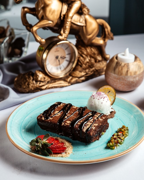 Torta al cioccolato con sciroppo di cioccolato in cima