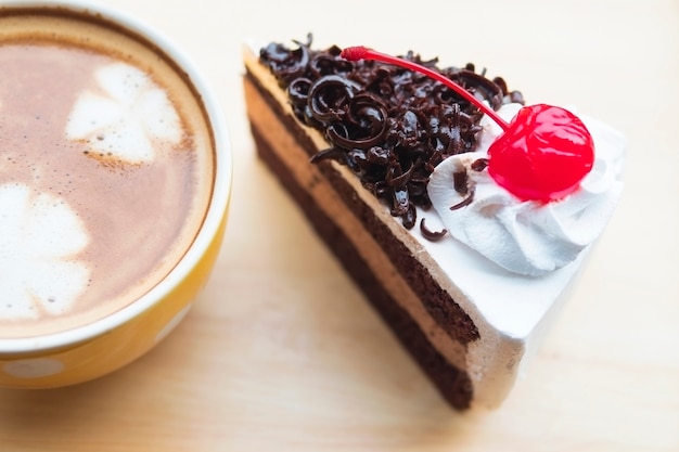 Torta al cioccolato con tazza di caffè