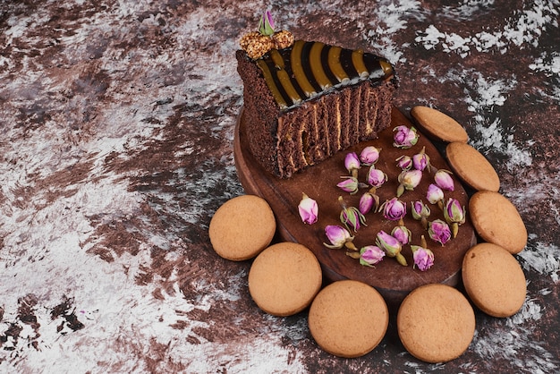 Torta al cioccolato e biscotti su una tavola di legno.