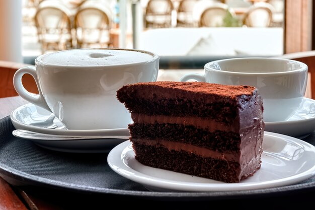 Torta al cioccolato e due tazze di caffè