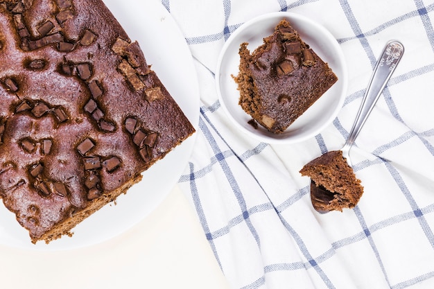 Torta al cioccolato piatta su stoffa a strisce